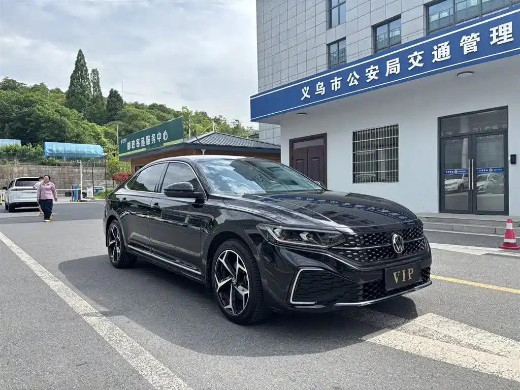 2023 Passat Facelift 330TSI Starry Sky Elite Edition — миниатюра 3