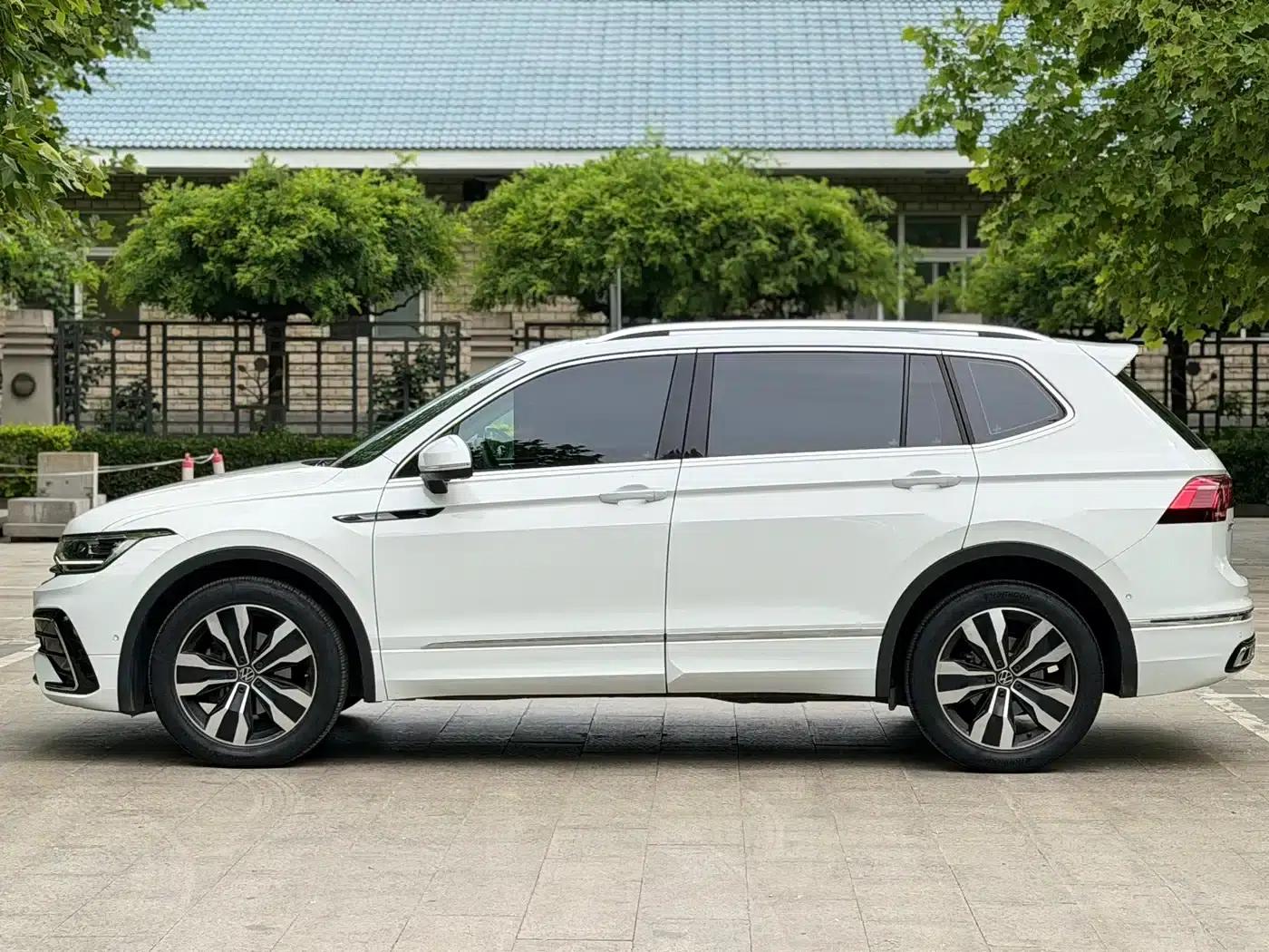 Tiguan L 2024 380TSI Automatic 4WD R-Line Premium Edition 7-Seater — миниатюра 2