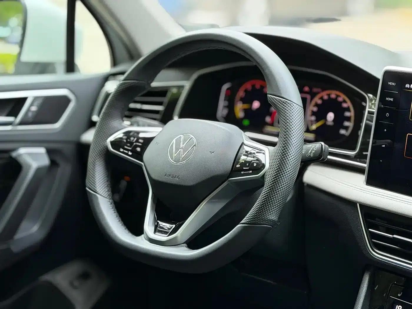 Tiguan L 2024 380TSI Automatic 4WD R-Line Premium Edition 7-Seater — миниатюра 8