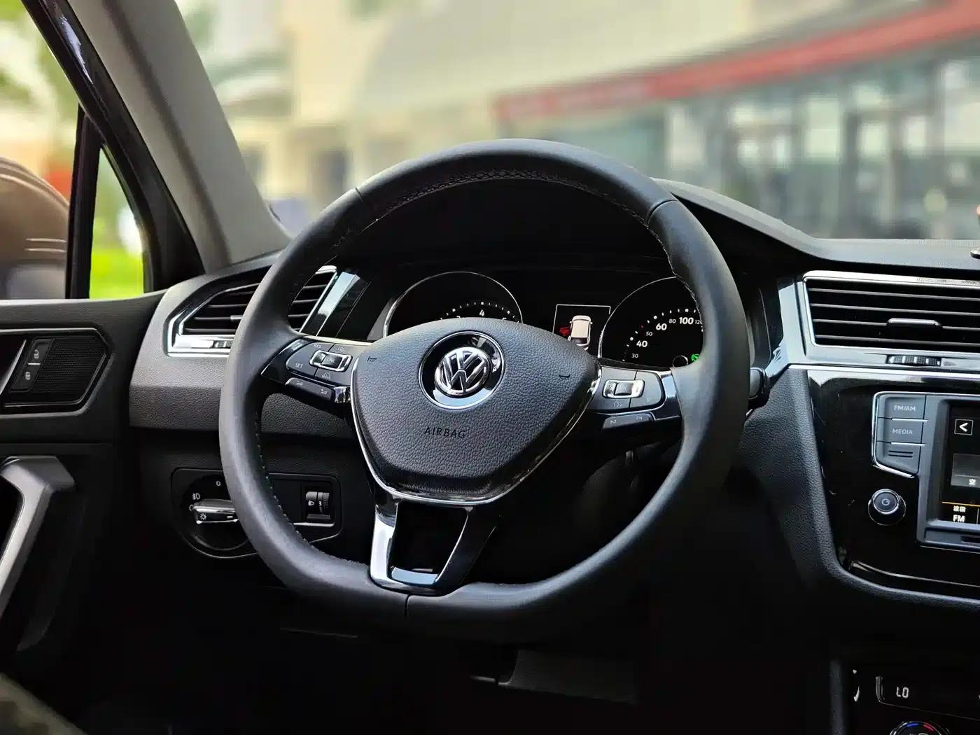 Tiguan L 2017 330TSI Automatic 2WD Comfort Edition — миниатюра 9