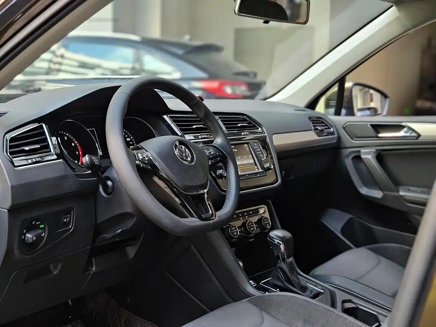 Tiguan L 2017 330TSI Automatic 2WD Comfort Edition — миниатюра 10