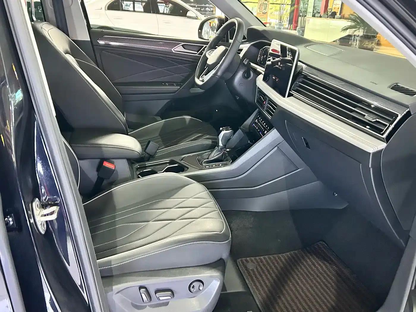 Tiguan L 2024 Outstanding Edition 330TSI Automatic 2WD R-Line Dragon Edition — миниатюра 13