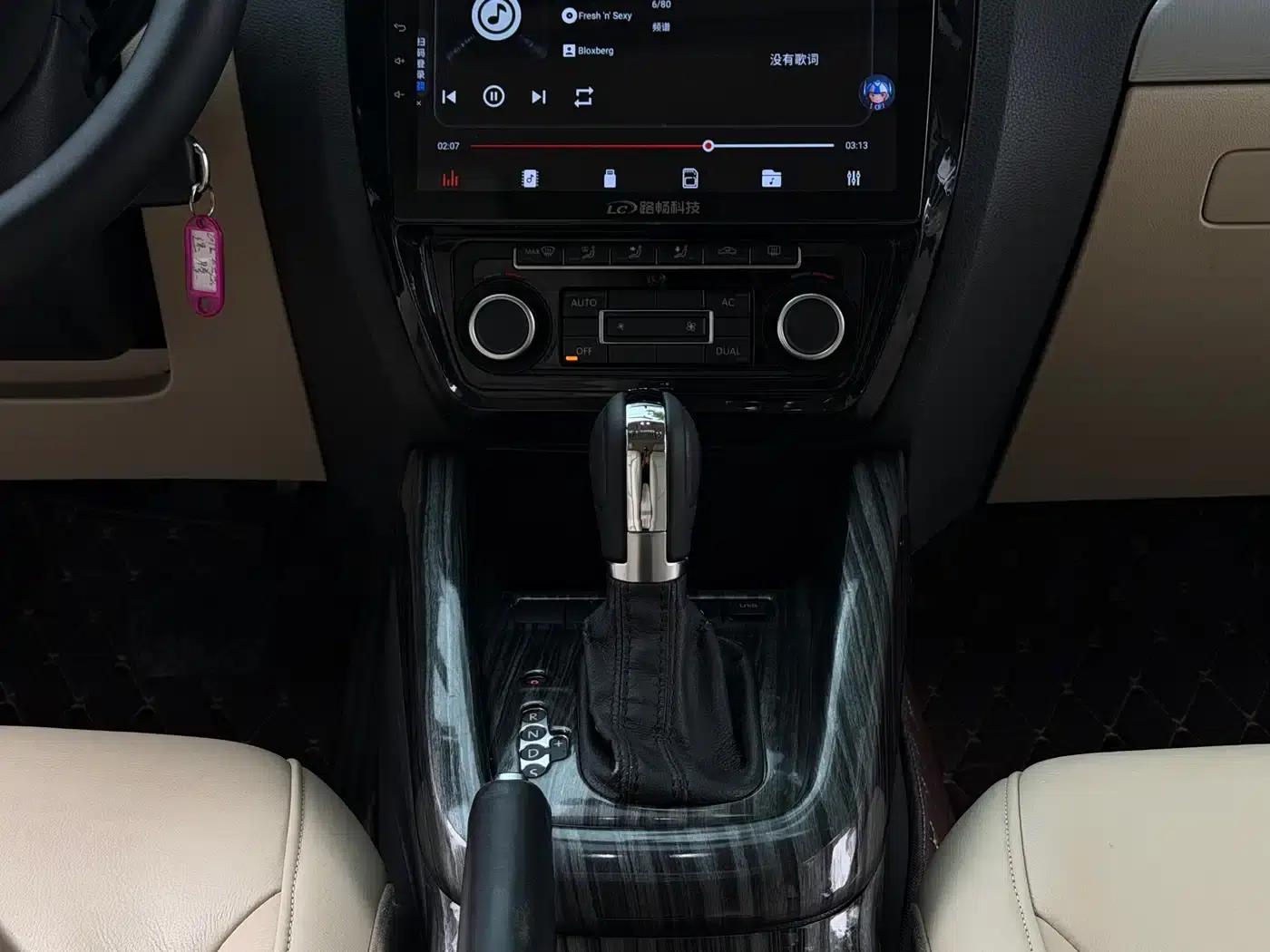2012 Volkswagen Sagitar 1.4TSI Automatic Luxury — миниатюра 22