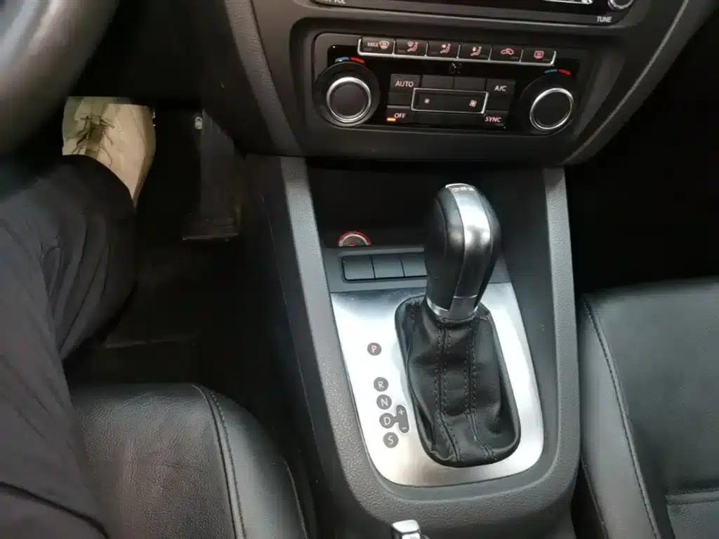2014 Volkswagen Sagitar Facelift 1.4TSI Automatic Luxury — миниатюра 14