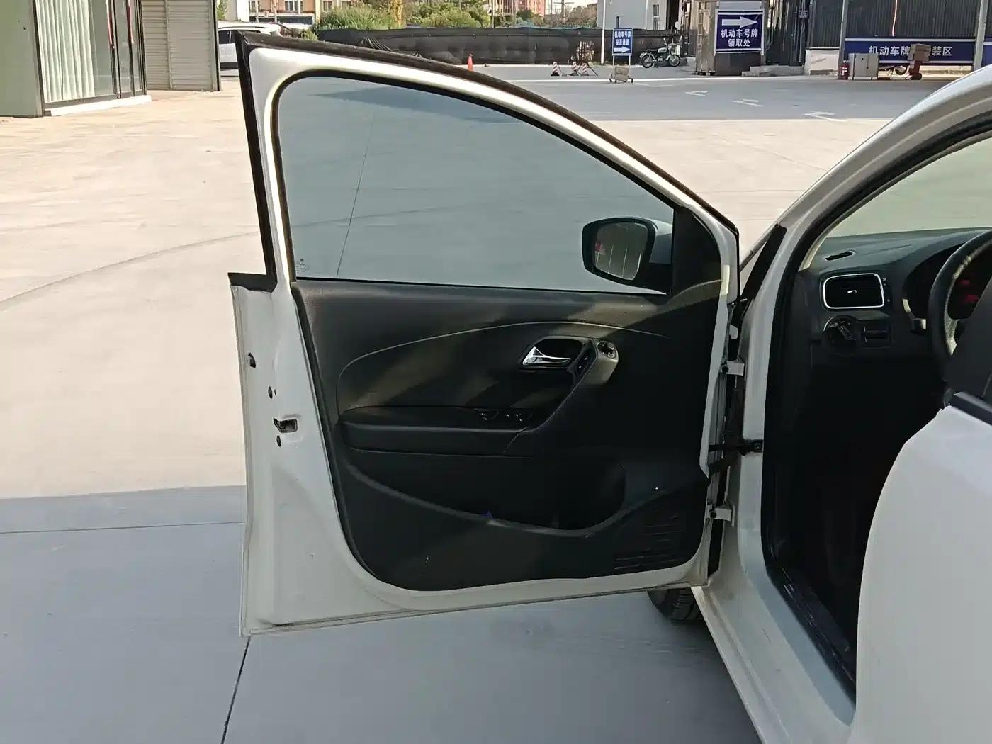 2013 Polo 1.4L Automatic Comfort Edition — миниатюра 8