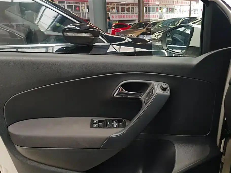 2016 Polo 1.6L Automatic Comfort Model — миниатюра 7