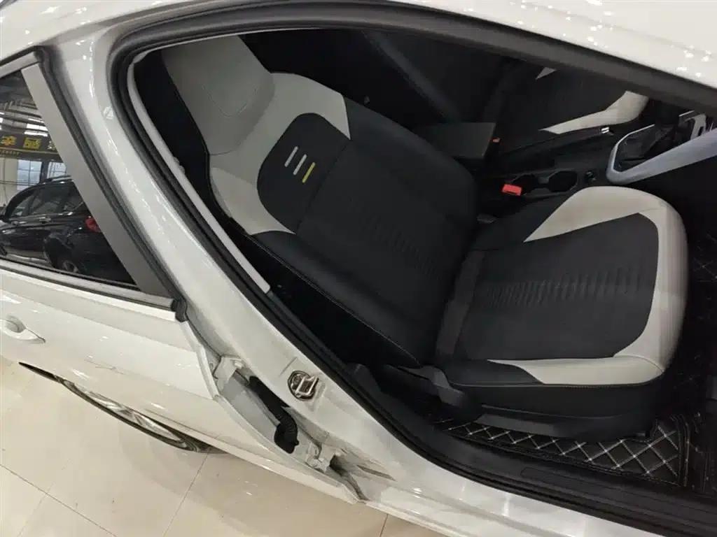 2019 Polo Plus 1.5L Automatic Colorful Technology Edition — миниатюра 25