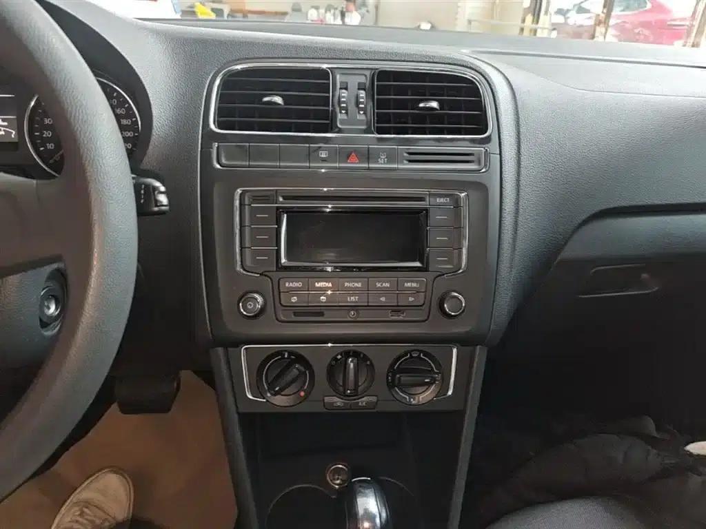 2014 Polo 1.6L Automatic Comfort Edition — миниатюра 13