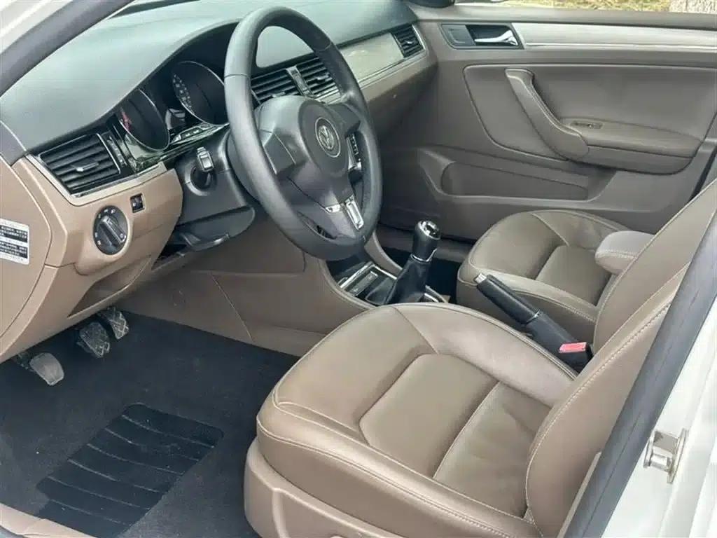 2014 Volkswagen Bora 1.6L Manual Comfort Model — миниатюра 4