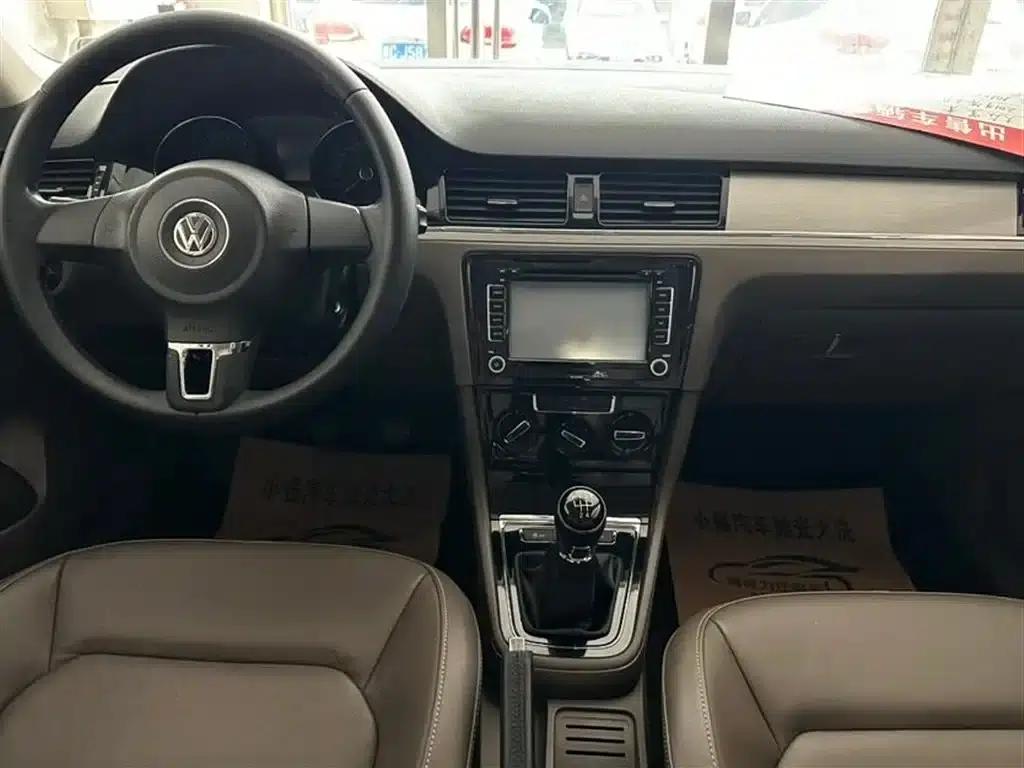 2014 Volkswagen Bora 1.6L Manual Comfort Model — миниатюра 5