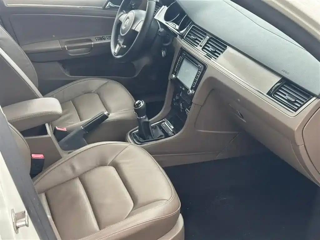2014 Volkswagen Bora 1.6L Manual Comfort Model — миниатюра 6