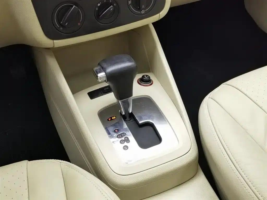 2012 Volkswagen Bora 1.6L Automatic Comfort Value Edition — миниатюра 13