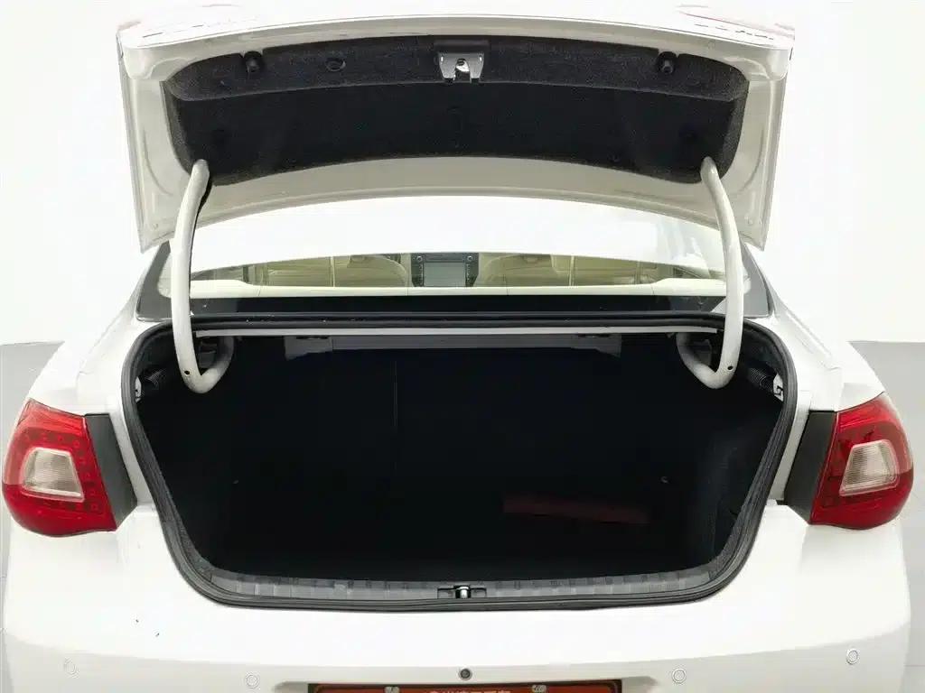 2012 Volkswagen Bora 1.6L Automatic Comfort Value Edition — миниатюра 16