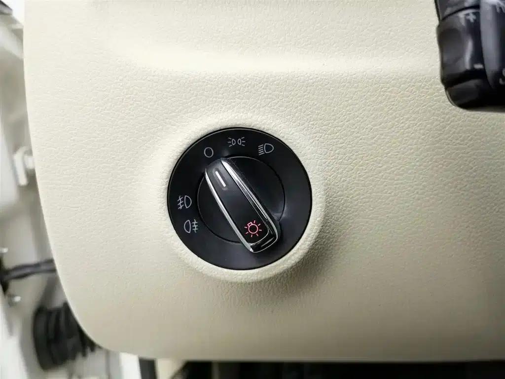 2012 Volkswagen Bora 1.6L Automatic Comfort Value Edition — миниатюра 21