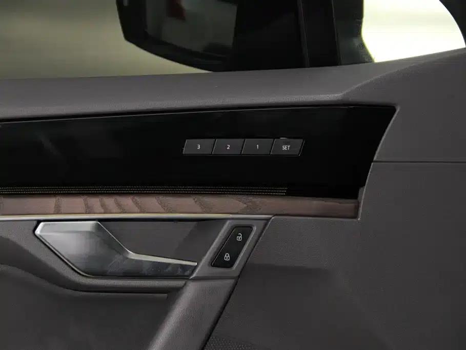 2022 Volkswagen Touareg 3.0TSI R-Line, Obsidian Black Sport Package — миниатюра 24