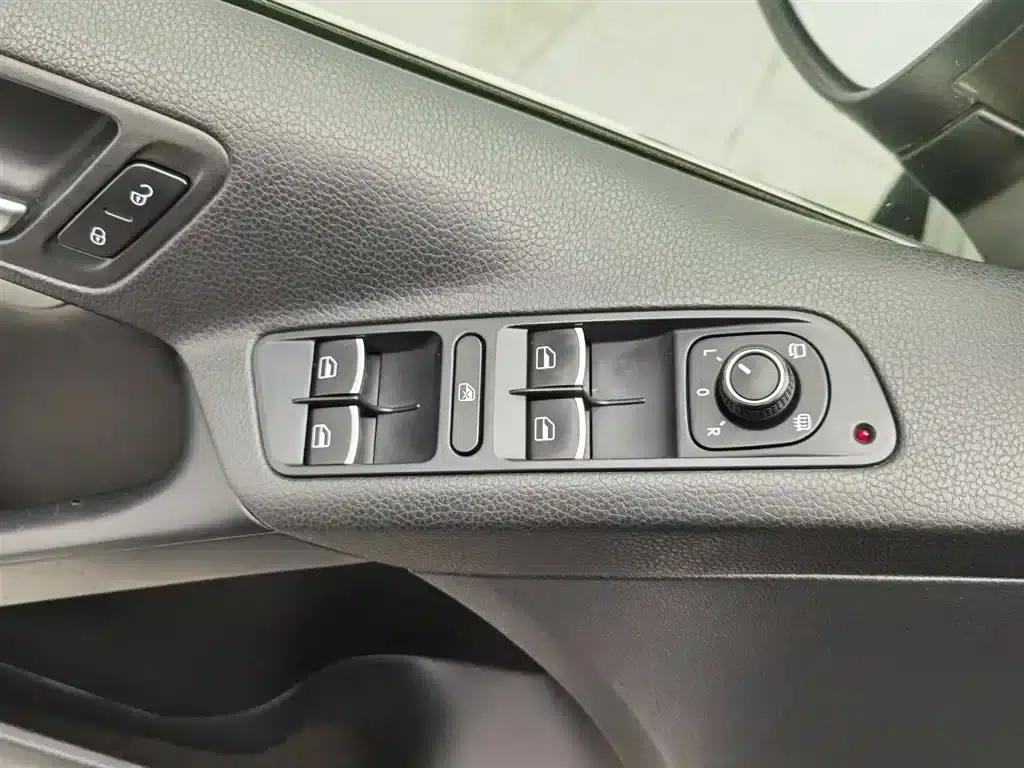2016 Volkswagen Tiguan 300TSI Automatic 2WD Comfort Edition — миниатюра 9