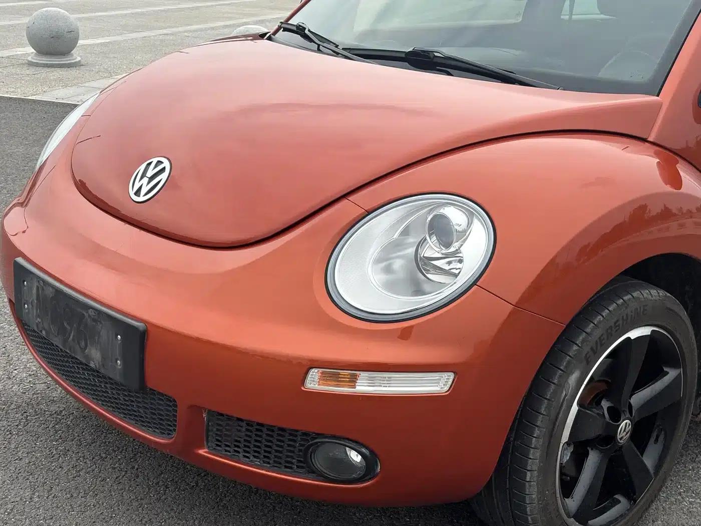 2010 Volkswagen Beetle 2.0 BlackOrange Luxury Edition — миниатюра 2