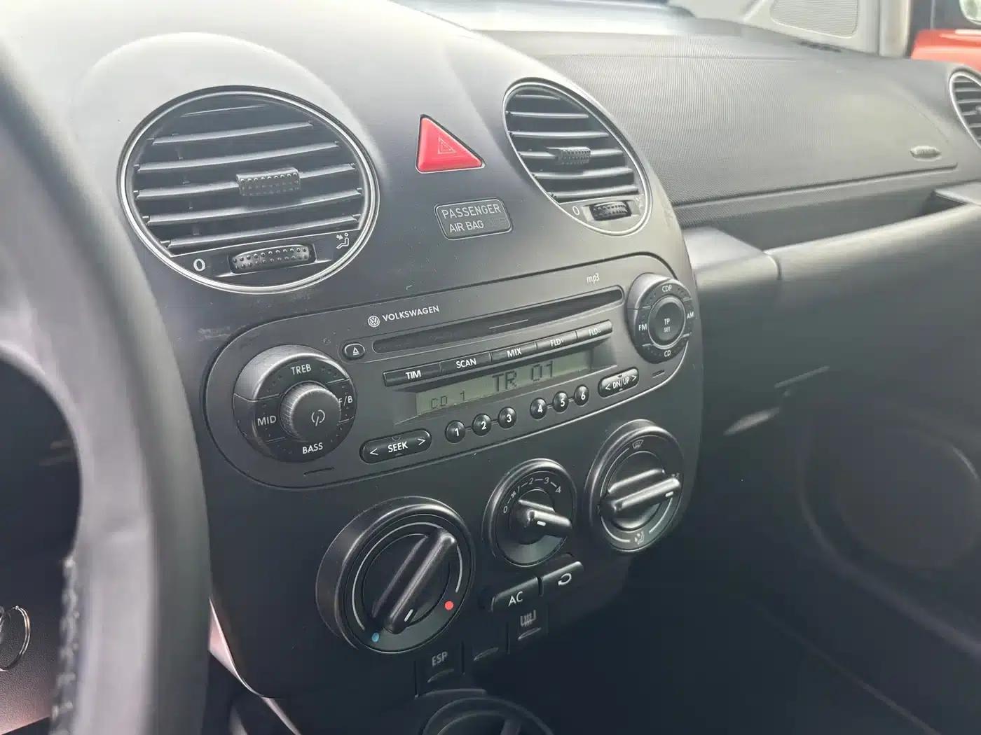 2010 Volkswagen Beetle 2.0 BlackOrange Luxury Edition — миниатюра 11