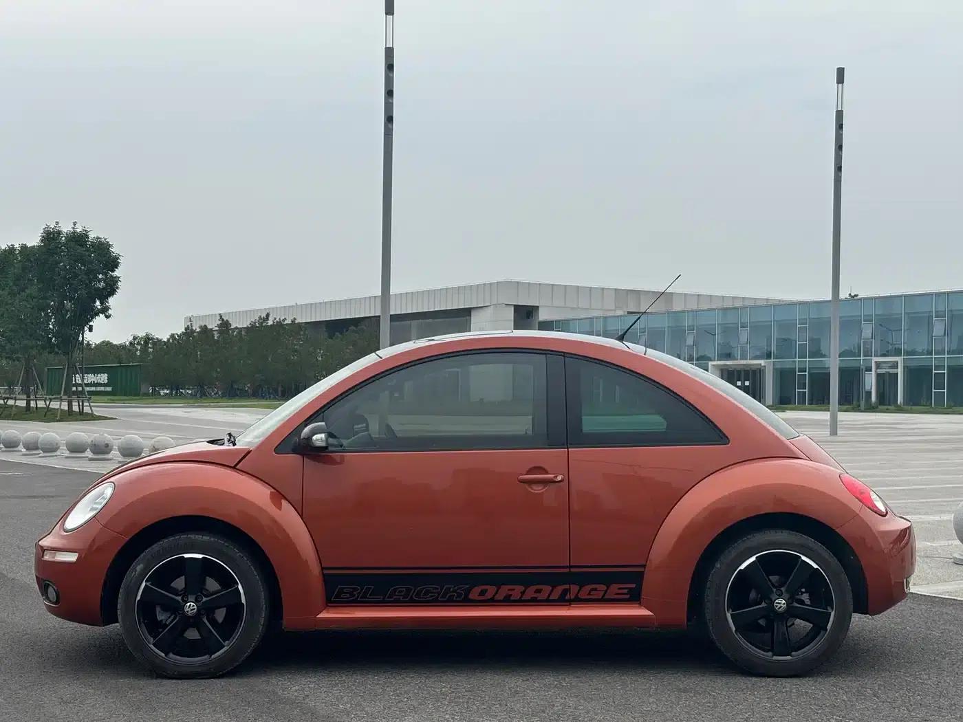 2010 Volkswagen Beetle 2.0 BlackOrange Luxury Edition — миниатюра 3