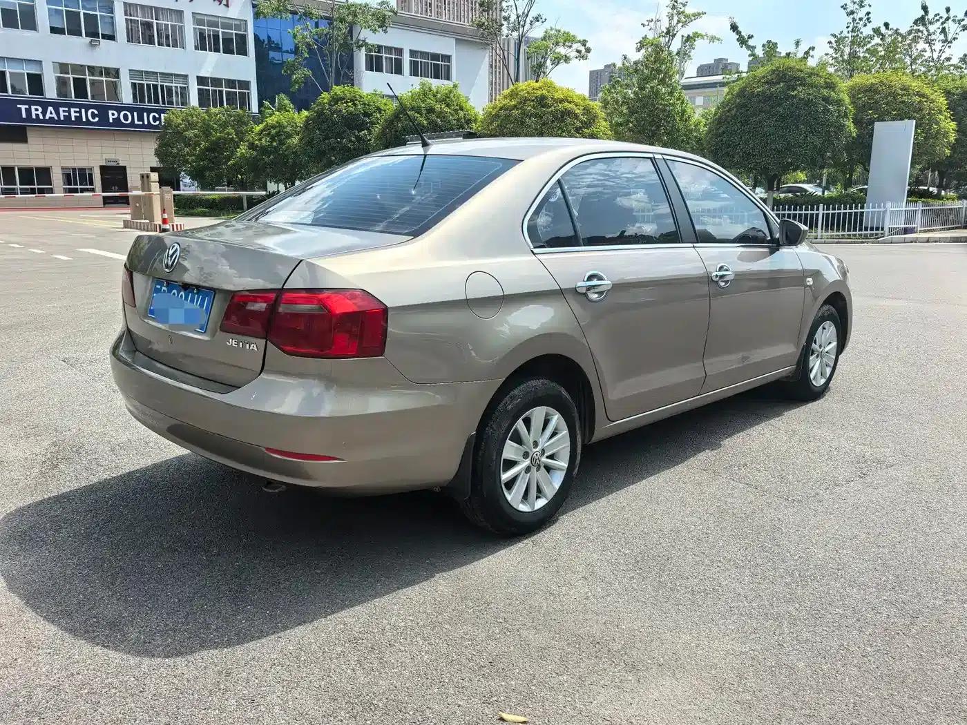 Jetta 2015 1.6L Manual Fashion Edition — миниатюра 9
