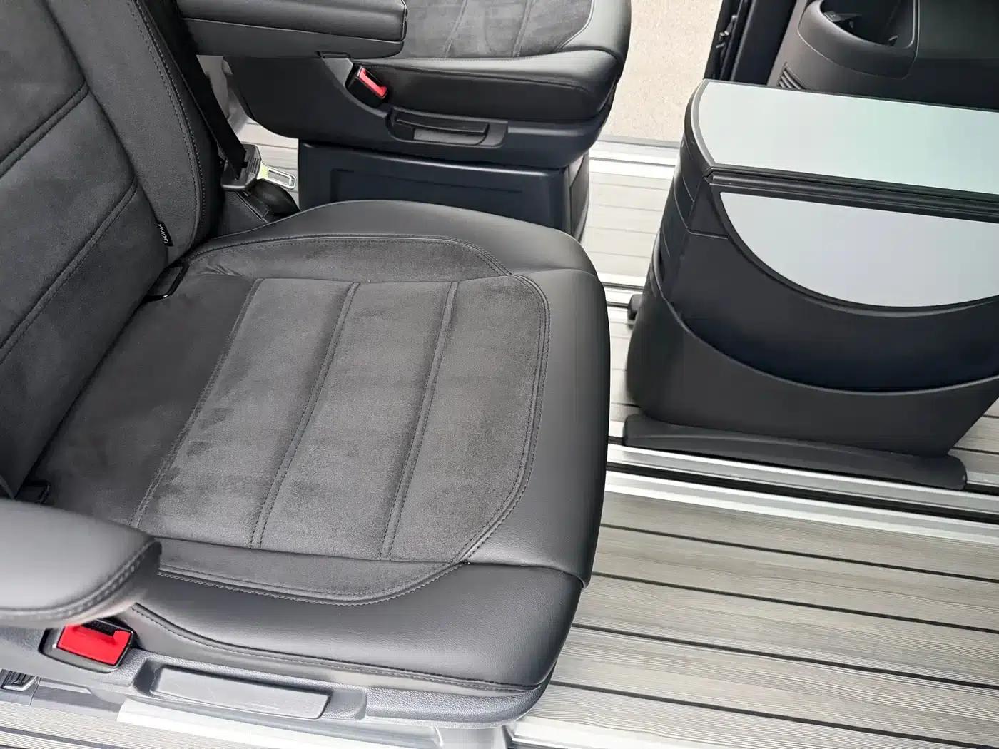 Multivan 2019 2.0TSI 4WD Premium Edition 7-Seater — миниатюра 15