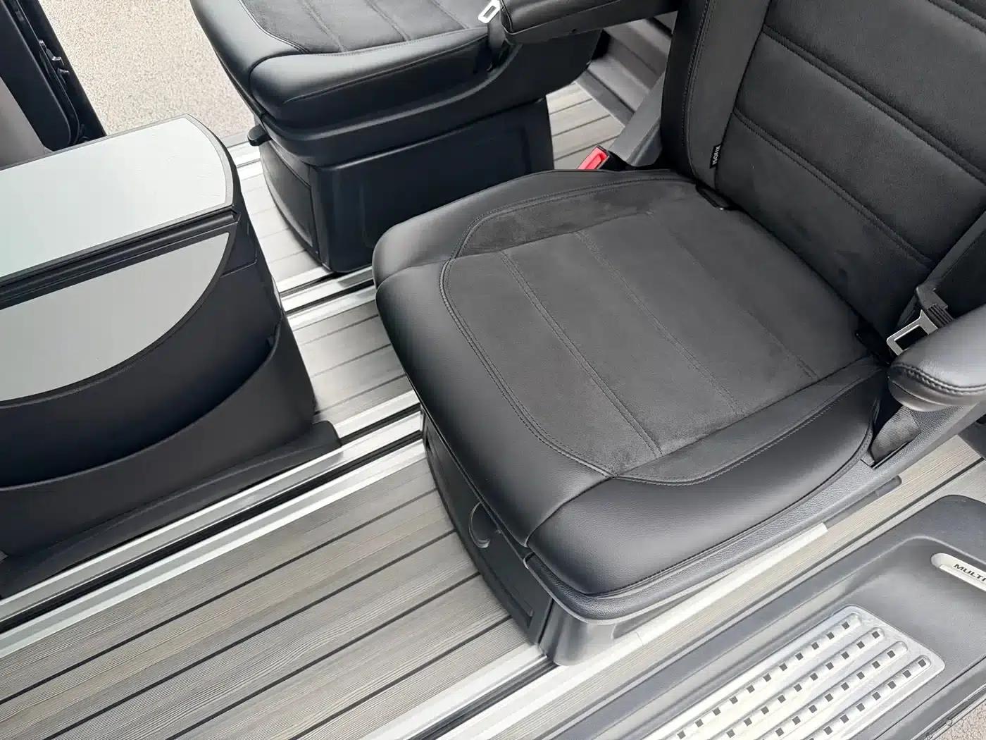 Multivan 2019 2.0TSI 4WD Premium Edition 7-Seater — миниатюра 19