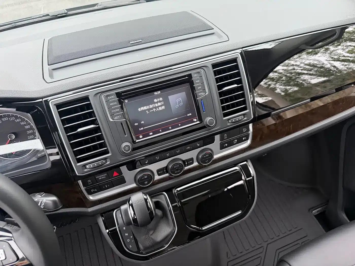 Multivan 2019 2.0TSI 4WD Premium Edition 7-Seater — миниатюра 10