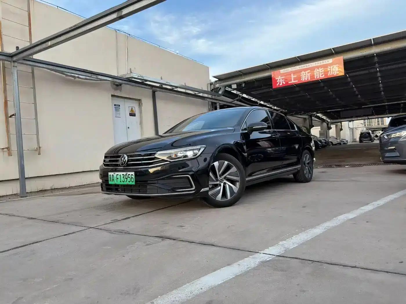 2022 Volkswagen Passat GTE Plug-in Hybrid GTE Luxury Model — миниатюра 1