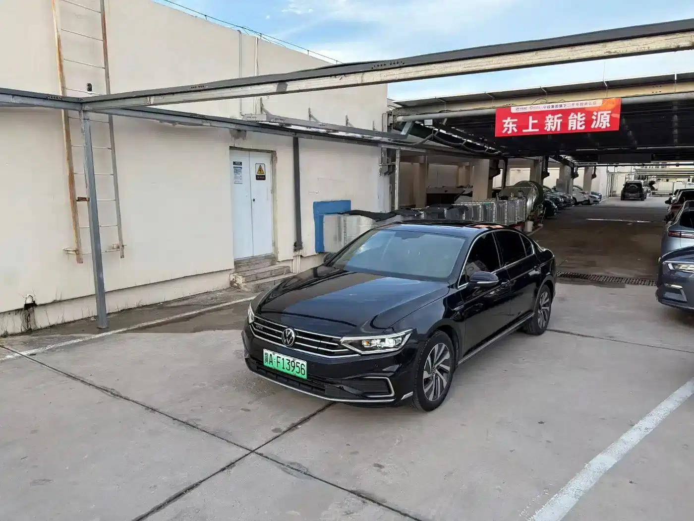 2022 Volkswagen Passat GTE Plug-in Hybrid GTE Luxury Model — миниатюра 2