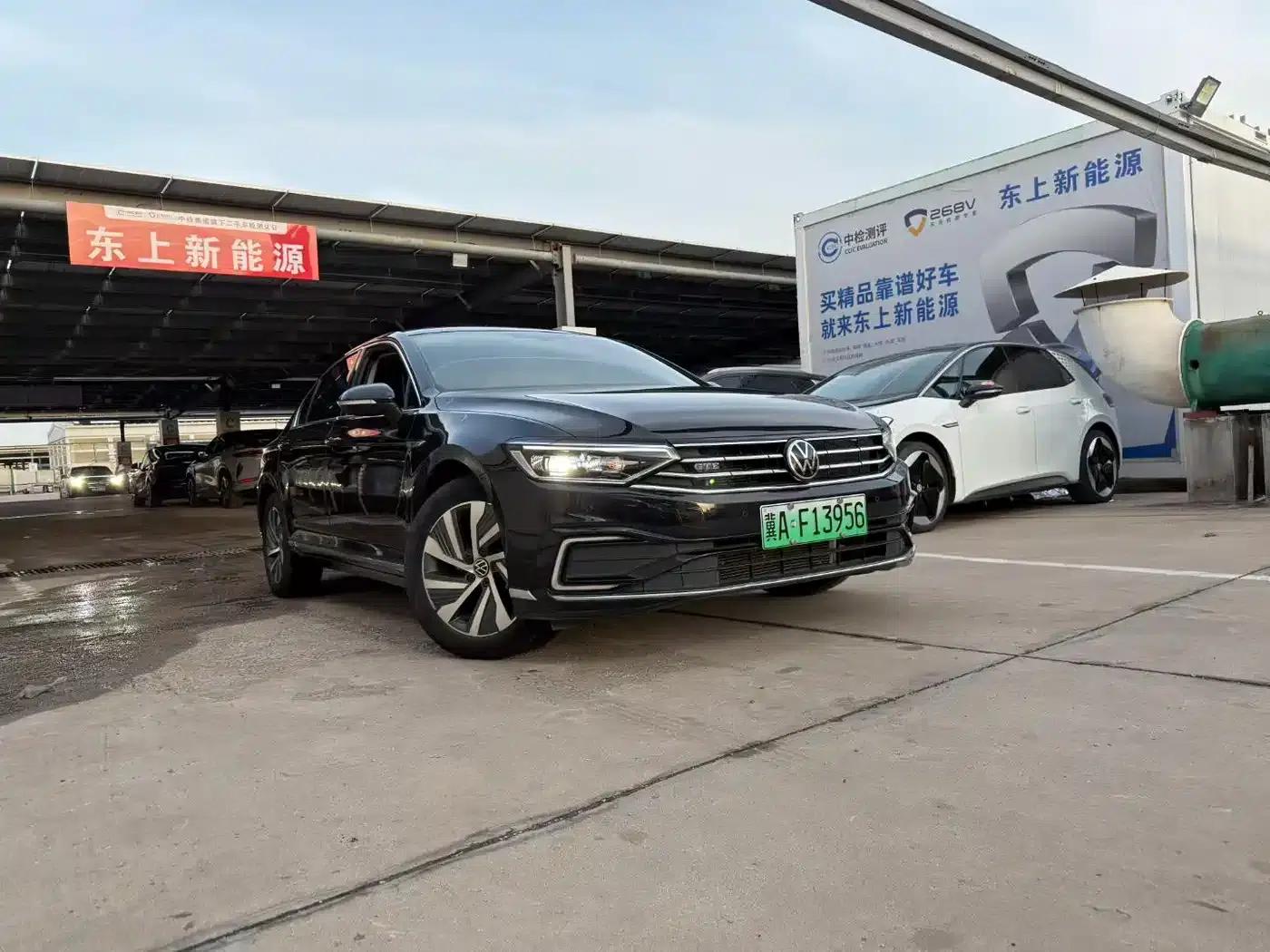 2022 Volkswagen Passat GTE Plug-in Hybrid GTE Luxury Model — миниатюра 3