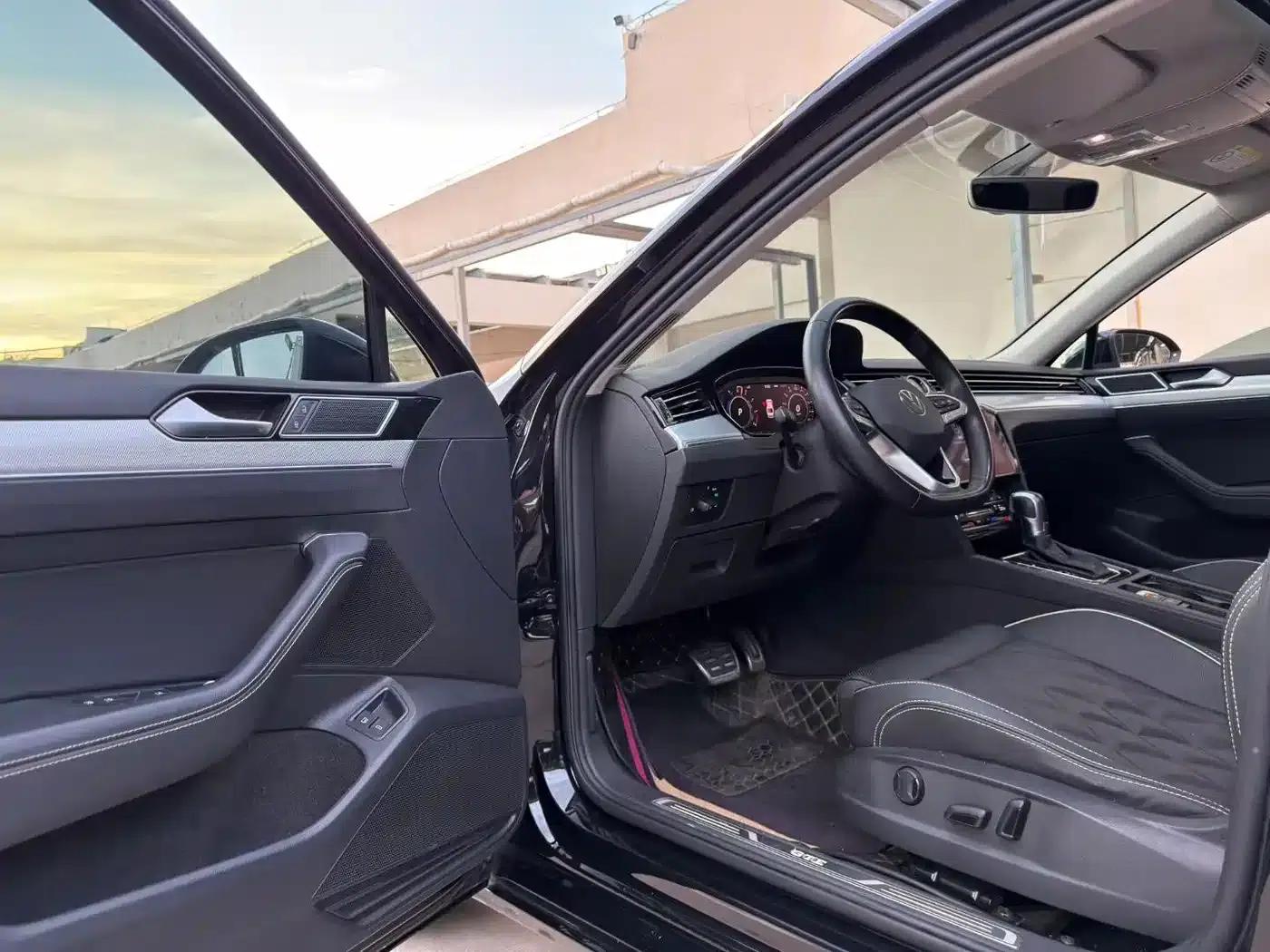 2022 Volkswagen Passat GTE Plug-in Hybrid GTE Luxury Model — миниатюра 4