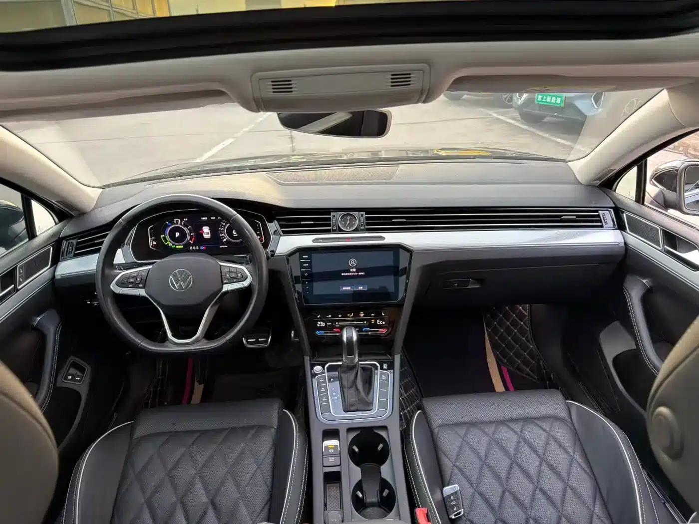 2022 Volkswagen Passat GTE Plug-in Hybrid GTE Luxury Model — миниатюра 8