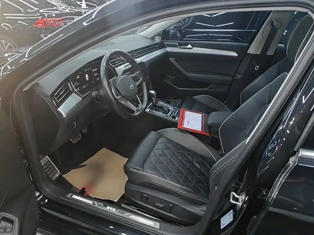 2022 Volkswagen Passat GTE Plug-in Hybrid GTE Luxury Model — миниатюра 15