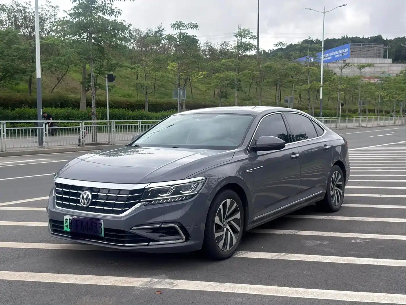 2019 Volkswagen Passat Plug-in Hybrid 430PHEV Hybrid Luxury Edition — миниатюра 1