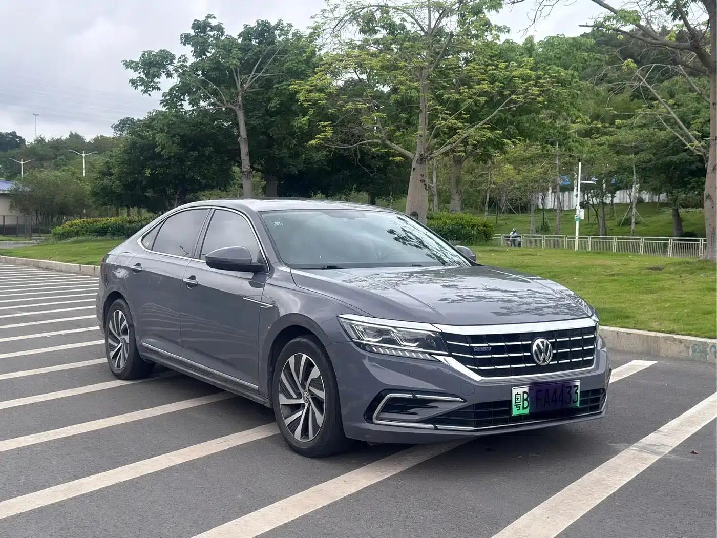 2019 Volkswagen Passat Plug-in Hybrid 430PHEV Hybrid Luxury Edition — миниатюра 3