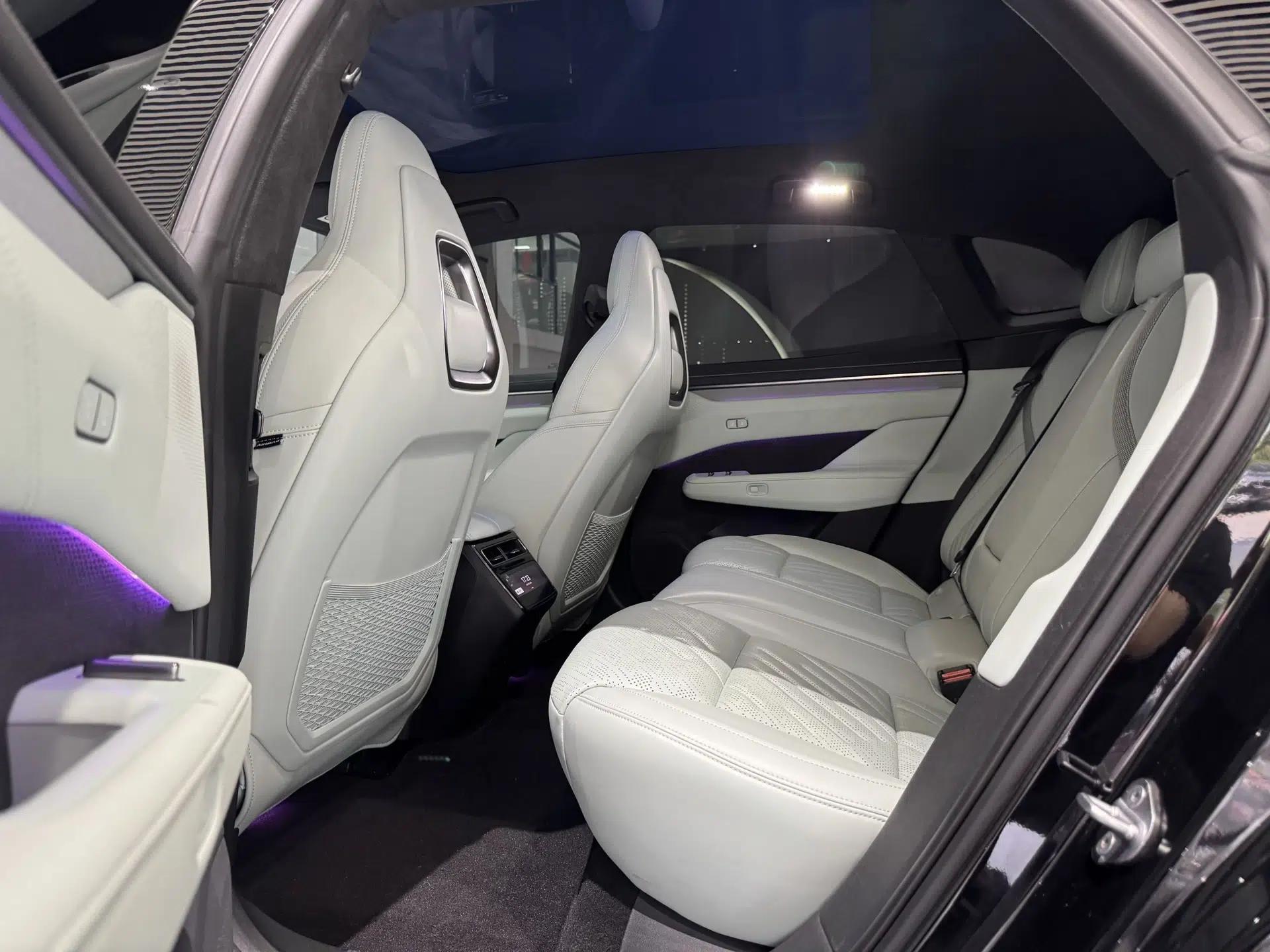Zeekr 001 2024 YOU Edition 100 kWh All-Wheel Drive — миниатюра 21