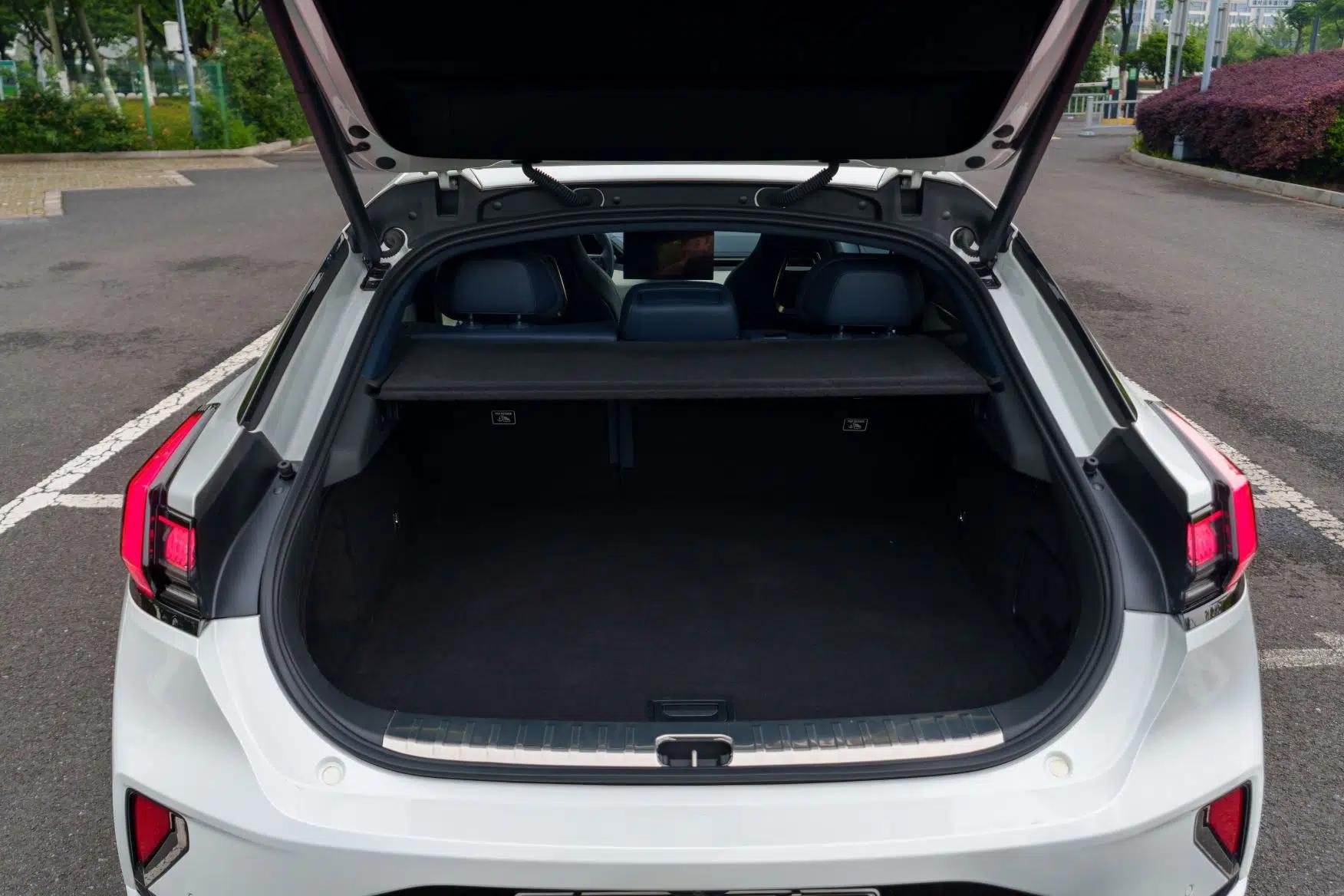 Zeekr 001 2025 YOU Edition 100 kWh All-Wheel Drive — миниатюра 18
