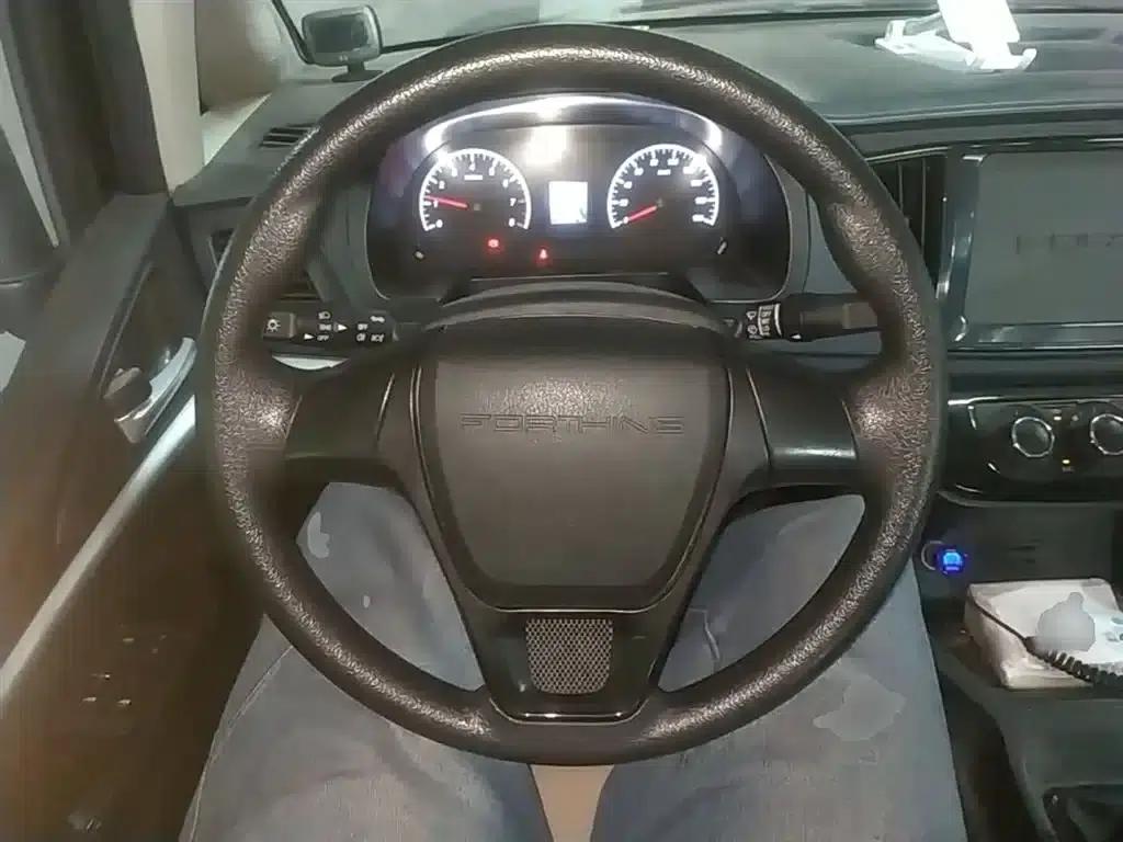 Lingzhi 2022 M5 1.6L Practical 5-Seater — миниатюра 11