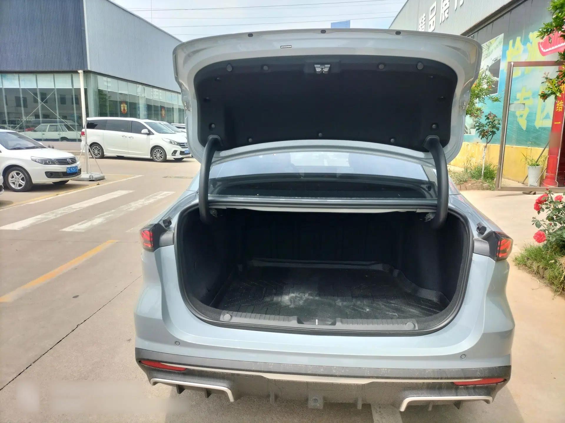 Geely Galaxy L6 2025 EM-i 140km Explorer+ Edition — миниатюра 22