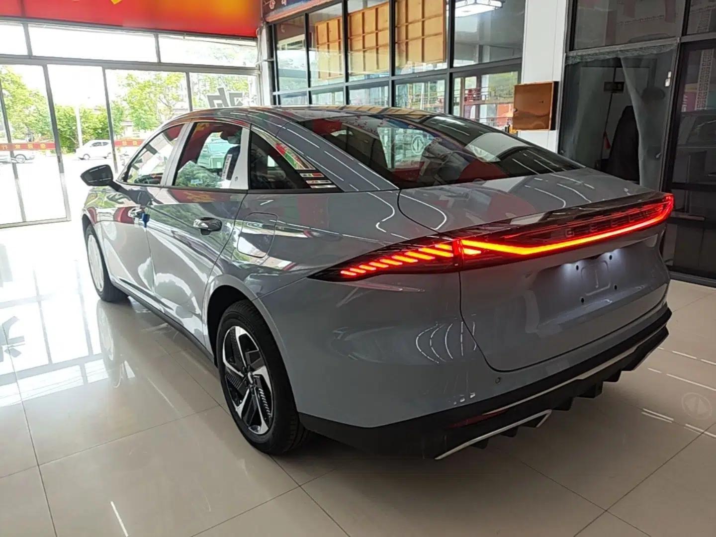 Geely Galaxy L6 2025 EM-i 140km Explorer+ Edition — миниатюра 4