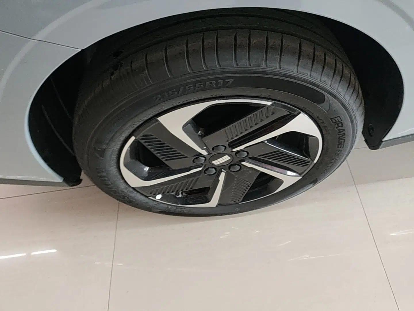 Geely Galaxy L6 2025 EM-i 140km Explorer+ Edition — миниатюра 10