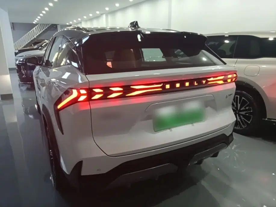 Geely Galaxy L7 2025 EM-i 115km Exploration+ Edition — миниатюра 4