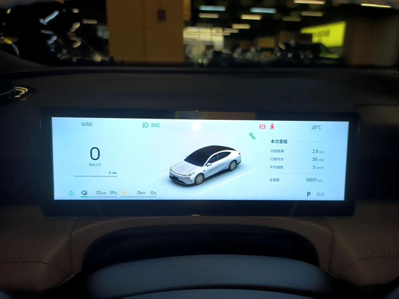 Geely Galaxy 8 2025 130km EM-i Deluxe Edition — миниатюра 15