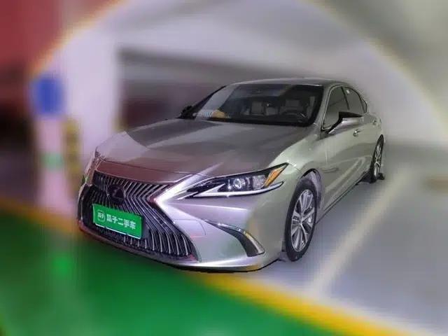 Lexus ES 2020 300h Premier Edition