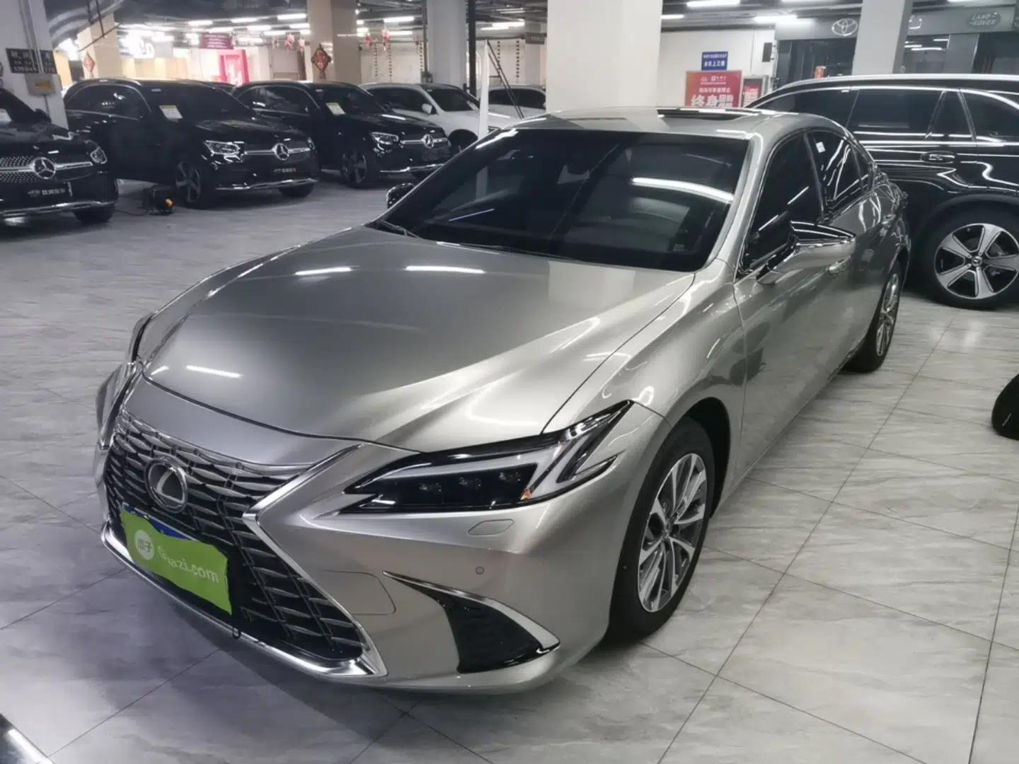 Lexus ES 2025 300h Deluxe Edition — миниатюра 1