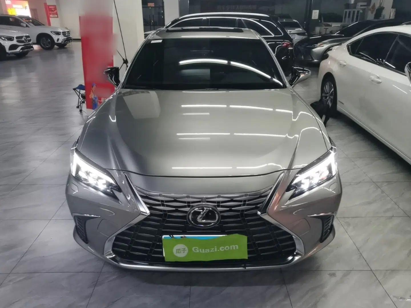 Lexus ES 2025 300h Deluxe Edition — миниатюра 2