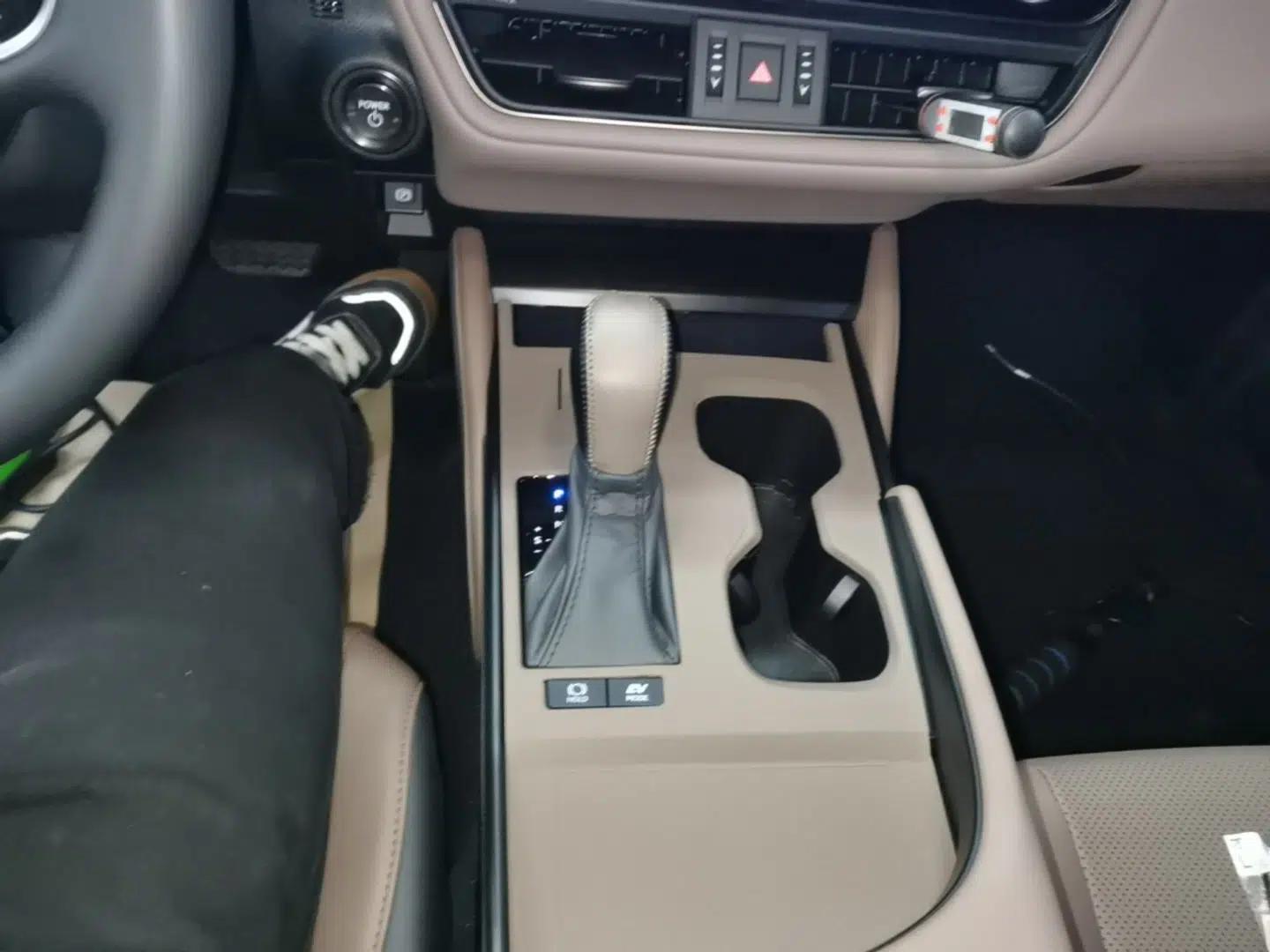 Lexus ES 2025 300h Deluxe Edition — миниатюра 17
