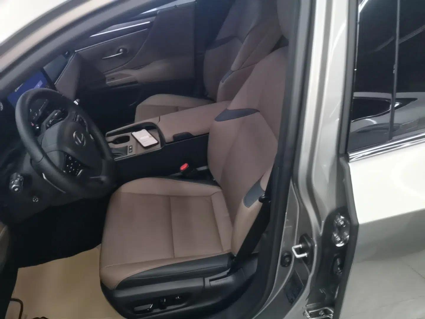 Lexus ES 2025 300h Deluxe Edition — миниатюра 18