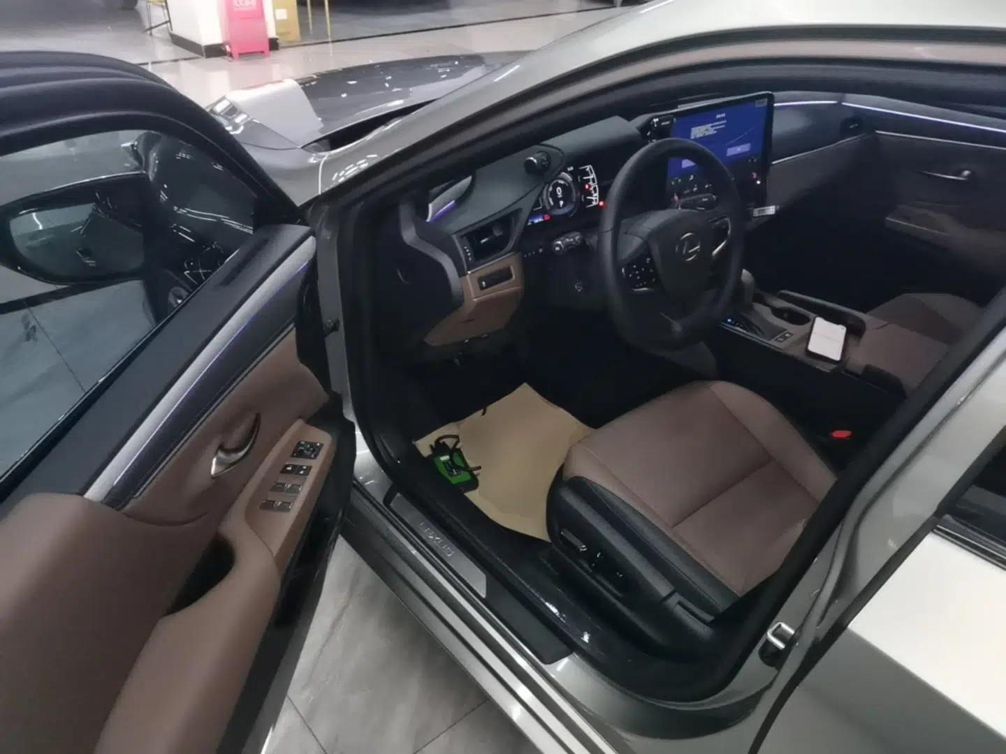 Lexus ES 2025 300h Deluxe Edition — миниатюра 19