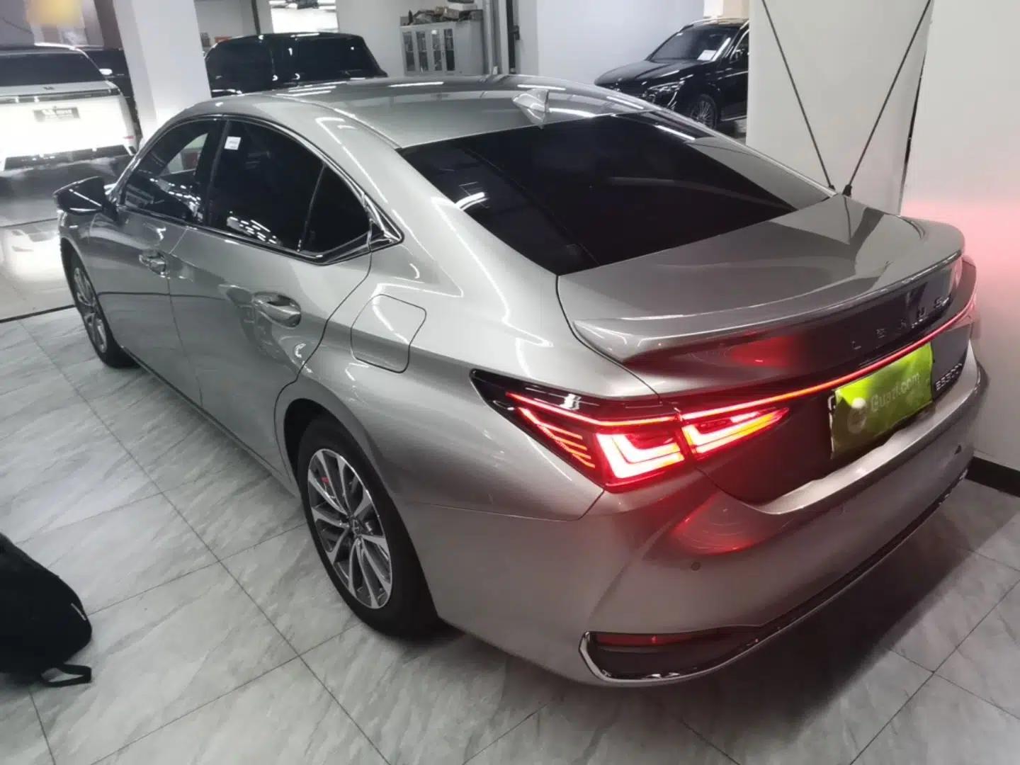 Lexus ES 2025 300h Deluxe Edition — миниатюра 4